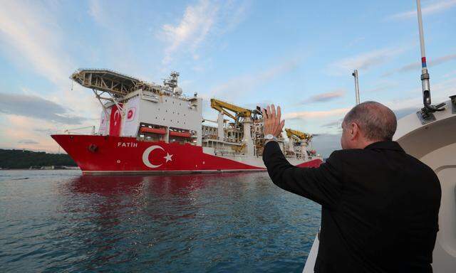 Recep Erdogan winkt einem Boot zu, das Bohrungen im Schwarzen Meer vornimmt. 