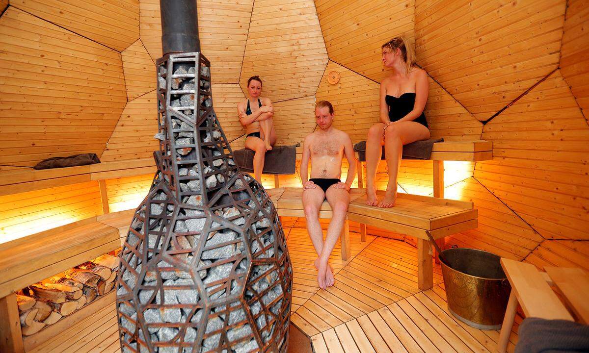 Die Sauna in Ei-Form misst 4 mal 5 Meter im Inneren und hat eine Außenhaut aus vergoldetem, rostfreien Stahl. Die Künstler spielen damit auch auf die extremen Lichtverhältnisse im Polargebiet an, wo ein halbes Jahr lang die Polarnacht und ein halbes Jahr lang der Polartag herrschen.  