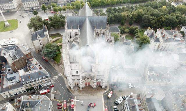 Am Morgen des 18. Juli 2020 legte ein Mann in der Kathedrale von Nantes an drei Stellen Feuer