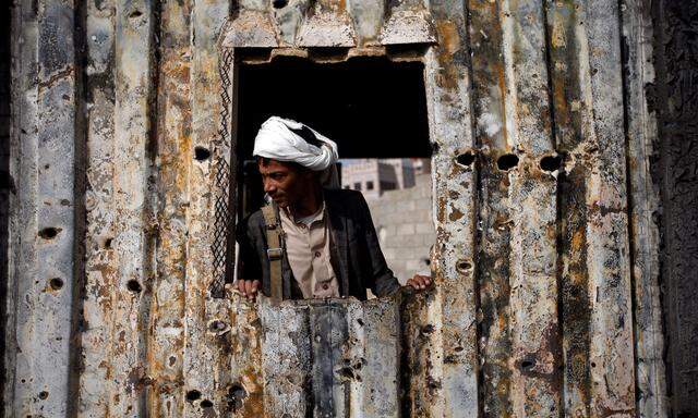 Krieg im ärmsten Land der arabischen Welt. Ein Mann besichtigt die Schäden nach einem Luftangriff in Sanaa, der jemenitischen Hauptstadt.
