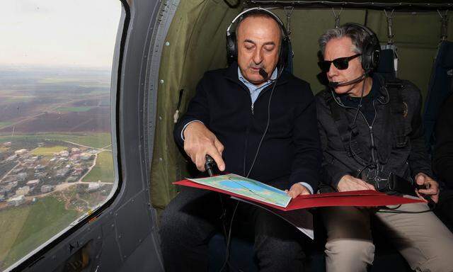US-Außenminister Antony Blinken (r.) und sein Kollege in der Türkei, Mevlut Çavuşoğlu, am Sonntag im Hubschrauber über dem Bebengebiet in der Südosttürkei. 