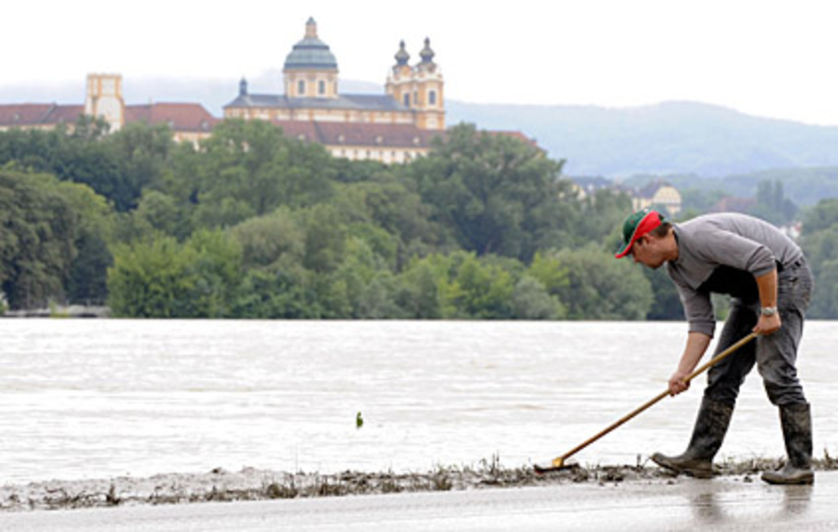 Es mussten Keller ausgepumpt und Straßen freigemacht werden. Ein Bewohner von Emmersdorf beim Entfernen von Schlamm