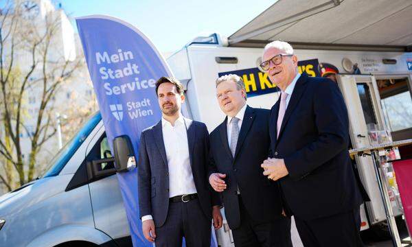 Vizebürgermeister Christoph Wiederkehr (Neos), Bürgermeister Michael Ludwig (SPÖ) und Stadtrat Karl Mahrer (ÖVP, v.  l.) beim Fototermin.