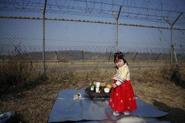 Quer durch die koreanische Halbinsel verläuft seit 1953 die demilitarisierte Zone, Ergebnis des Koreakrieges und die Grenze zwischen Nord- und Südkorea. Das Bild zeigt den Stacheldrahtzaun an einem Festtag, an dem man der Angehörigen auf der anderen Seite gedenkt.