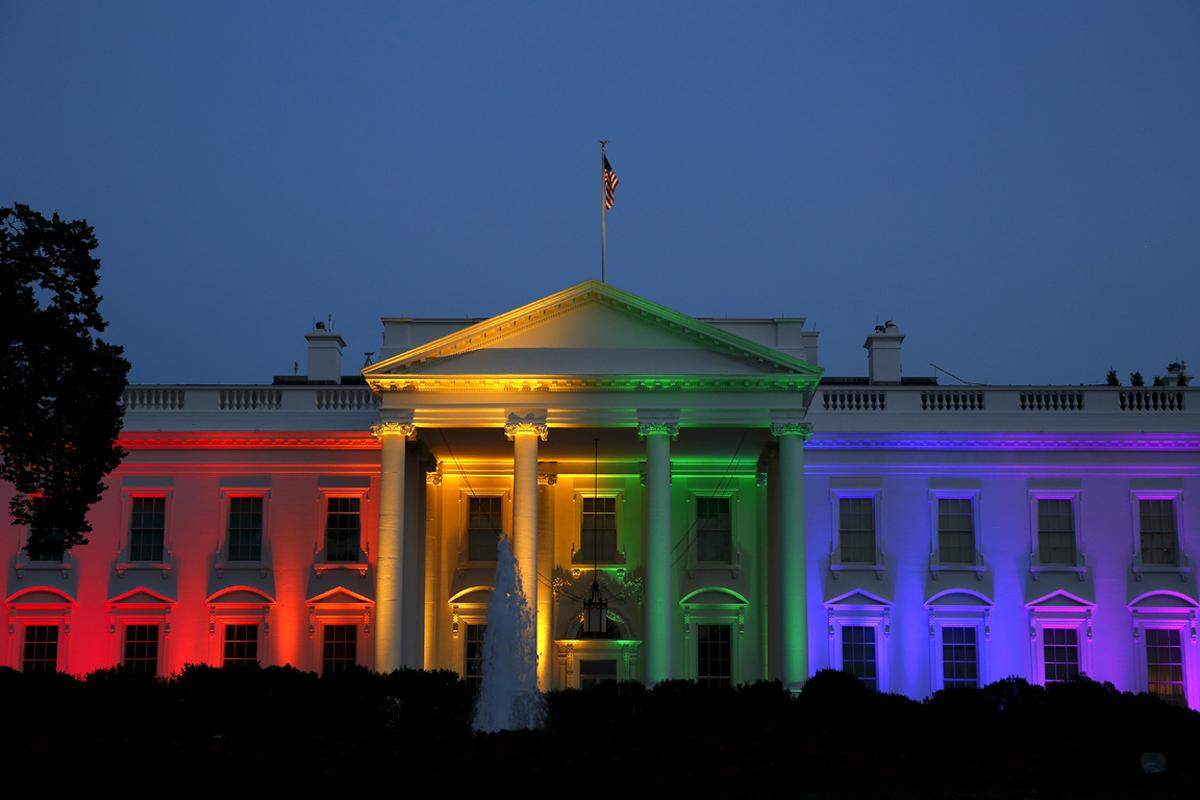 Die Beleuchtung des Weißen Hauses aber auch Facbook-Profilbilder weltweit feierten diesen Tag mit den Farben des Regenbogens mit: Der Oberste US-Gerichtshof hat in einer historischen Entscheidung die Ehe für gleichgeschlechtliche Paare überall in den Vereinigten Staaten erlaubt. US-Präsident Barack Obama sprach von einem "Sieg für Amerika".