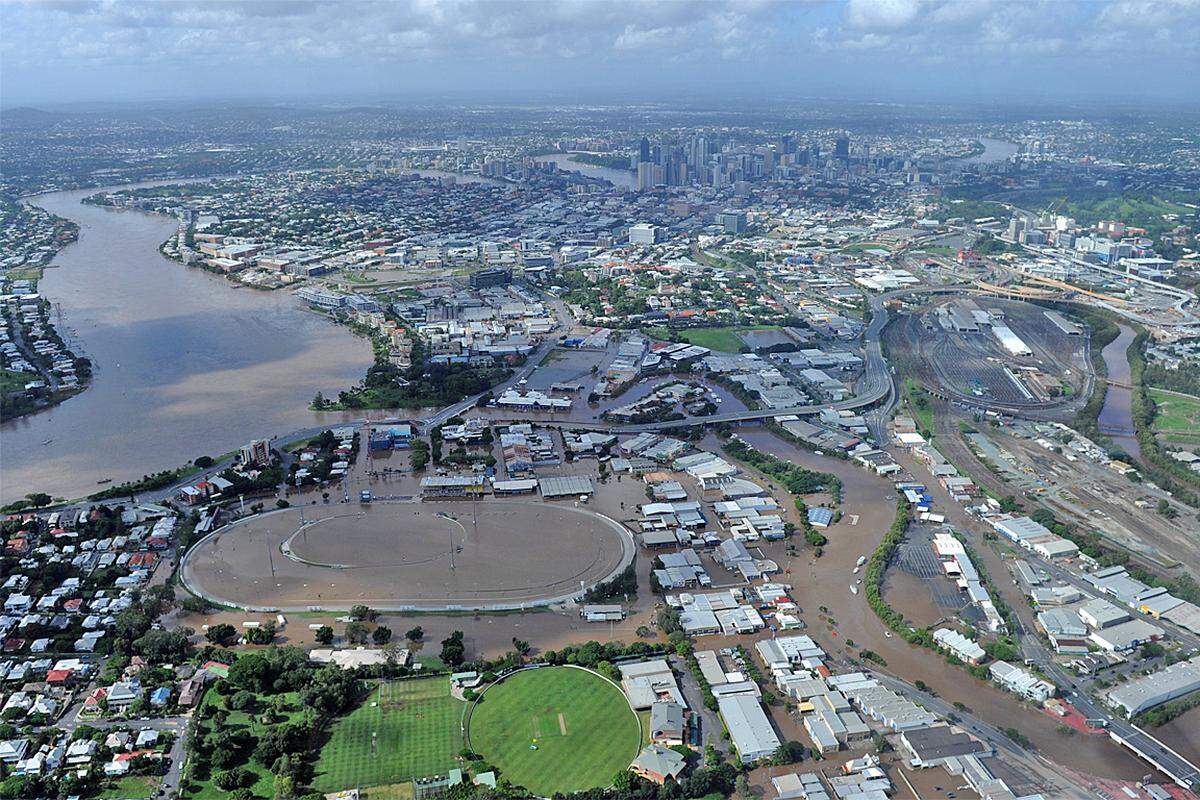 Die Flut in der australischen Metropole Brisbane hat ihren Höchststand erreicht: Ganze Stadtteile liegen unter Wasser - obwohl die Pegelstände nicht auf Rekordmarken kletterten.