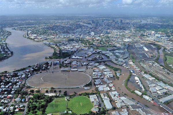 Die Flut in der australischen Metropole Brisbane hat ihren Höchststand erreicht: Ganze Stadtteile liegen unter Wasser - obwohl die Pegelstände nicht auf Rekordmarken kletterten.