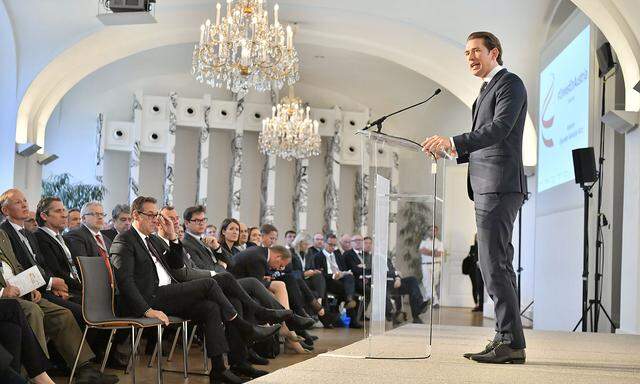 Sebastian Kurz hält gern Kontakt zu Firmenbossen – hier am 25. Juni in Wien.