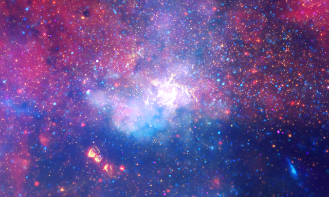 Das Zentrum der Milchstraße wird nach jungen Sternen durchforstet. Bild aus Daten der Hubble- und Spitzer-Weltraumteleskope.