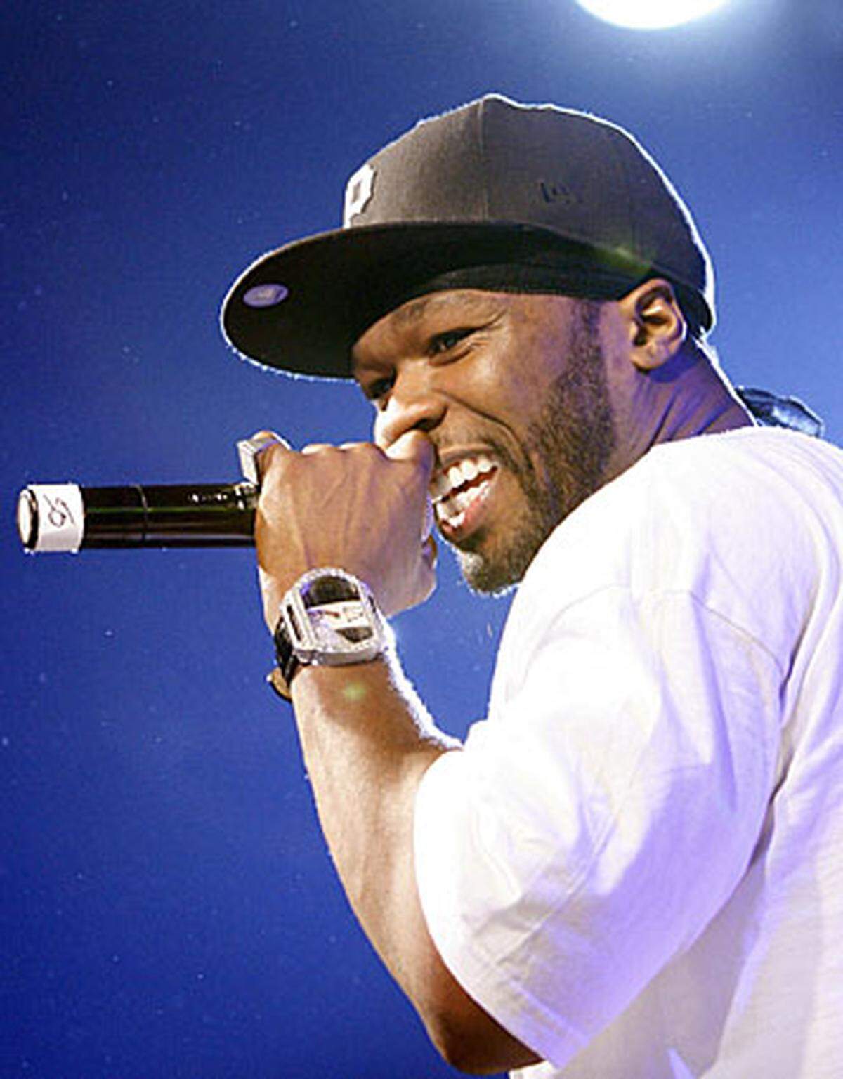US-Rapper 50 Cent, mit bürgerlichem Namen Curtis Jackson, tritt erneut vor die Kamera. Der Musiker und Produzent Randall Emmett will das Sportdrama "Things Fall Apart" auf die Leinwand bringen. Unter der Regie von Mario Van Peebles soll 50 Cent einen College-Football-Star spielen, der nach persönlichen Rückschlägen mit seiner eigenen Sterblichkeit konfrontiert wird. 50 Cent schrieb an dem Drehbuch mit. Der Musiker, der zuletzt das Album "Before I Self Destruct" auf den Markt brachte, sagt, dass Filme drehen seine "große Leidenschaft" sei. Man könne damit viel mehr ausdrücken als mit einem kurzen Lied.  Quelle: "Variety"