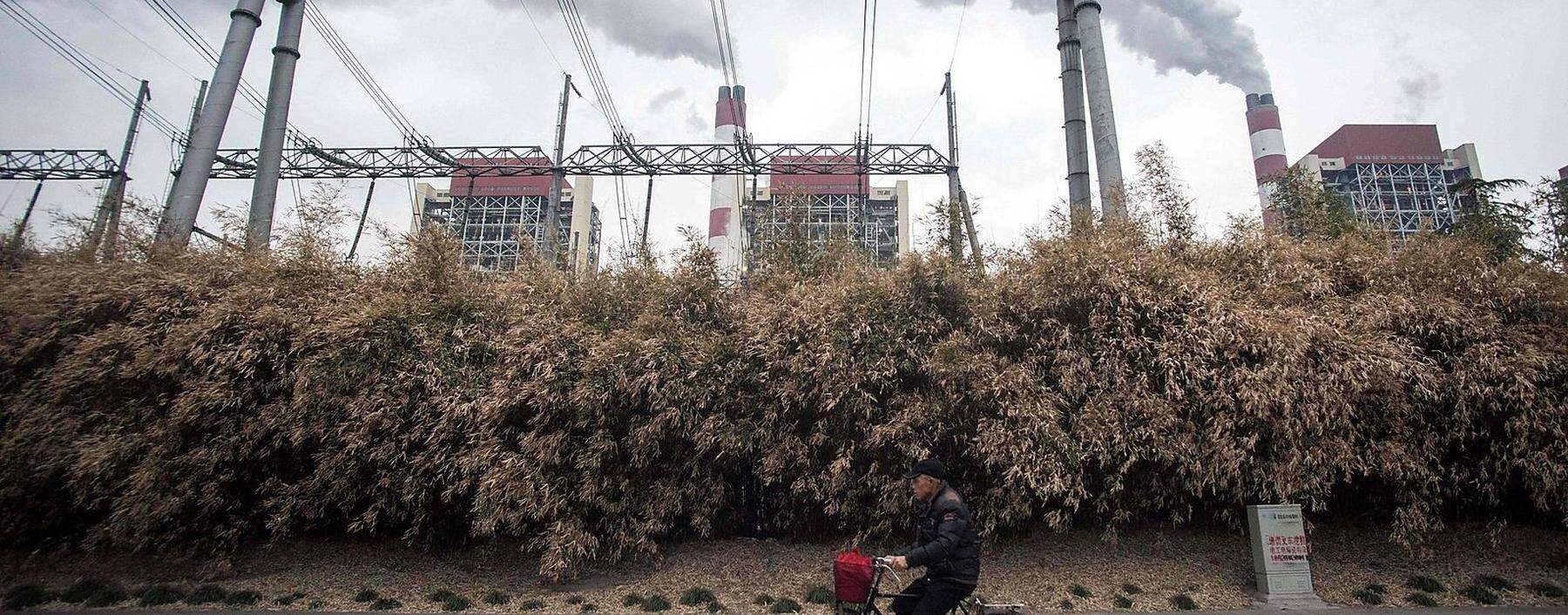 Archivbild eines Kohlekraftwerks in China, wo die Industrie mittlerweile wieder auf Hochtouren läuft.