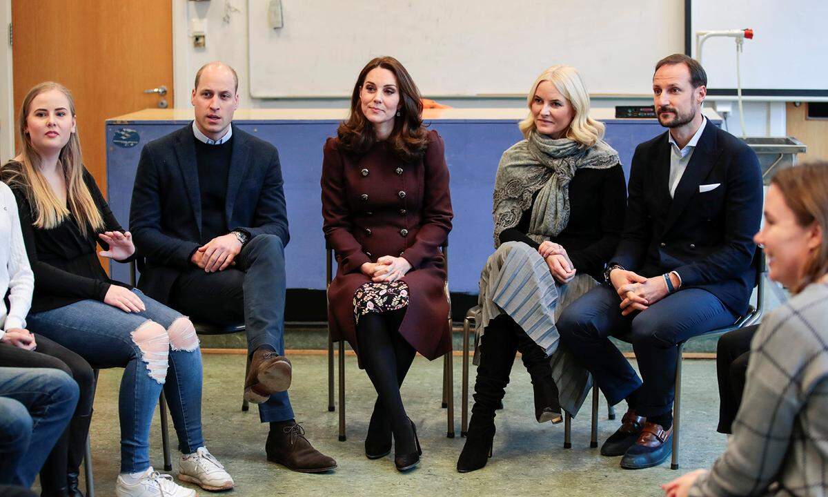 Als Prinz William und Herzogin Kate vor Kurzem bei den norwegischen Royals zu Besuch waren, nahm sie selbst bei einem Schulbesuch mit Prinz Hakoon und Prinzessin Mette-Marit den schicken Wintermantel von Dolce &amp; Gabbana nicht ab.