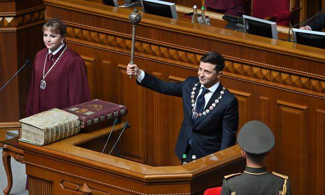 Filmreif: Wolodymyr Selenskij nach seiner gestrigen Vereidigung als neuer Präsident der Ukraine.