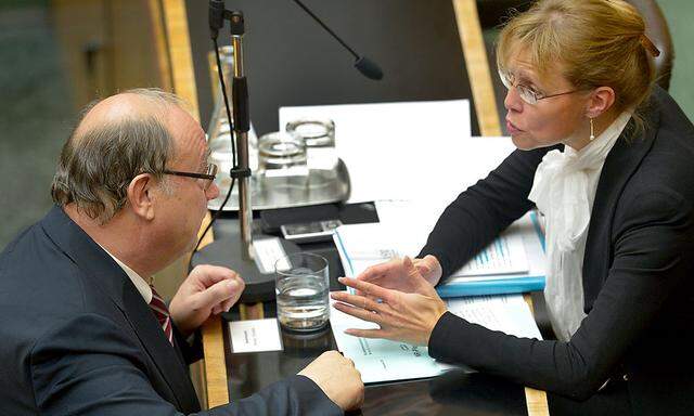 SP-Sicherheitssprecher Otto Pendl und Justizministerin Beatrix Karl (ÖVP) bei der Nationalratssitzung am 5. Dezember 2012.