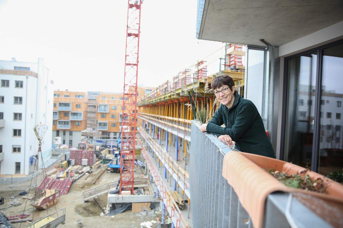 Die 65-Jährige Barbara Goesch und ihre Lebensgefährtin waren die Ersten, die in das erste fertige Wohnhaus in Aspern gezogen sind. Ende September 2014 war das. Rund um das Haus ist freilich noch immer Baustelle.