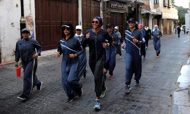 Frauen laufen in Jogging-Abayas durch die saudische Hafenstadt Dschidda.
