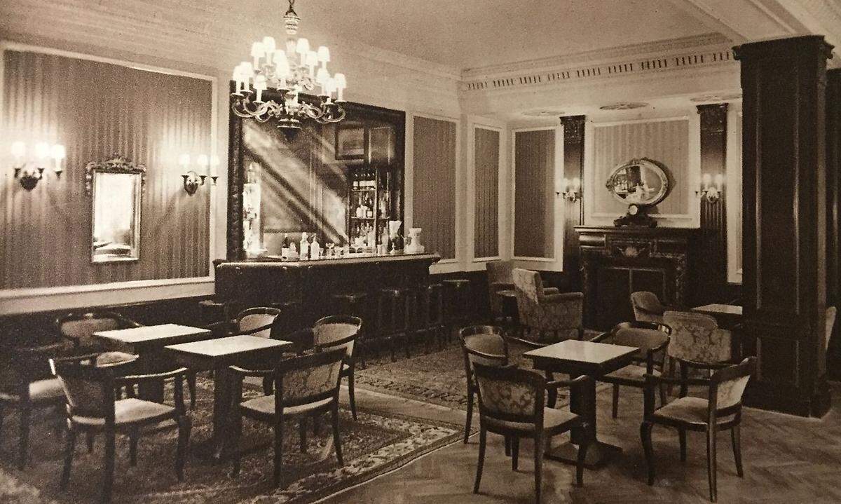 Ebenfalls in den 1930er-Jahren wurde der Eingangsbereich rundum erneuert - in einem schlichteren Stil, bei dem Funktionalität zählte. Auch eine American Bar zog in die Hotelhalle ein. Die Planung lag wieder bei Hoppe und Schönthal.
