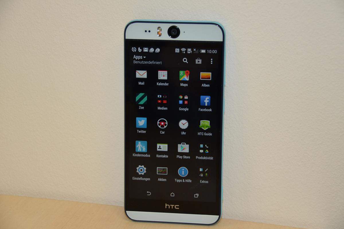 Ausgeliefert wird das Gerät mit Android 4.4.4 Kitkat. Bei der Oberfläche setzt der Hersteller auf seine eigene Lösung, HTC Sense 6.0. Neben einigen Anpassungen ist eine sogenannte "intuitive Gestensteuerung" mit an Bord. Hebt man das Gerät hoch und tippt zwei Mal auf den Bildschirm, entsperrt man diesen. Im Ansatz eine ganz gute Idee, aber das In-die-Hand-nehmen führt die Funktion ad absurdum.