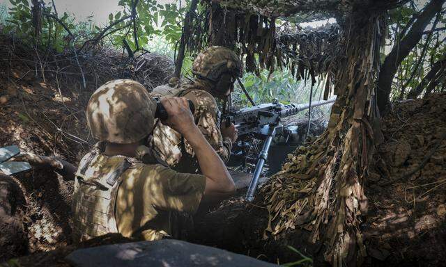 Angehörige der 35. ukrainischen Marinebrigade nehmen russische Stellungen in der Ostukraine unter Beschuss. 