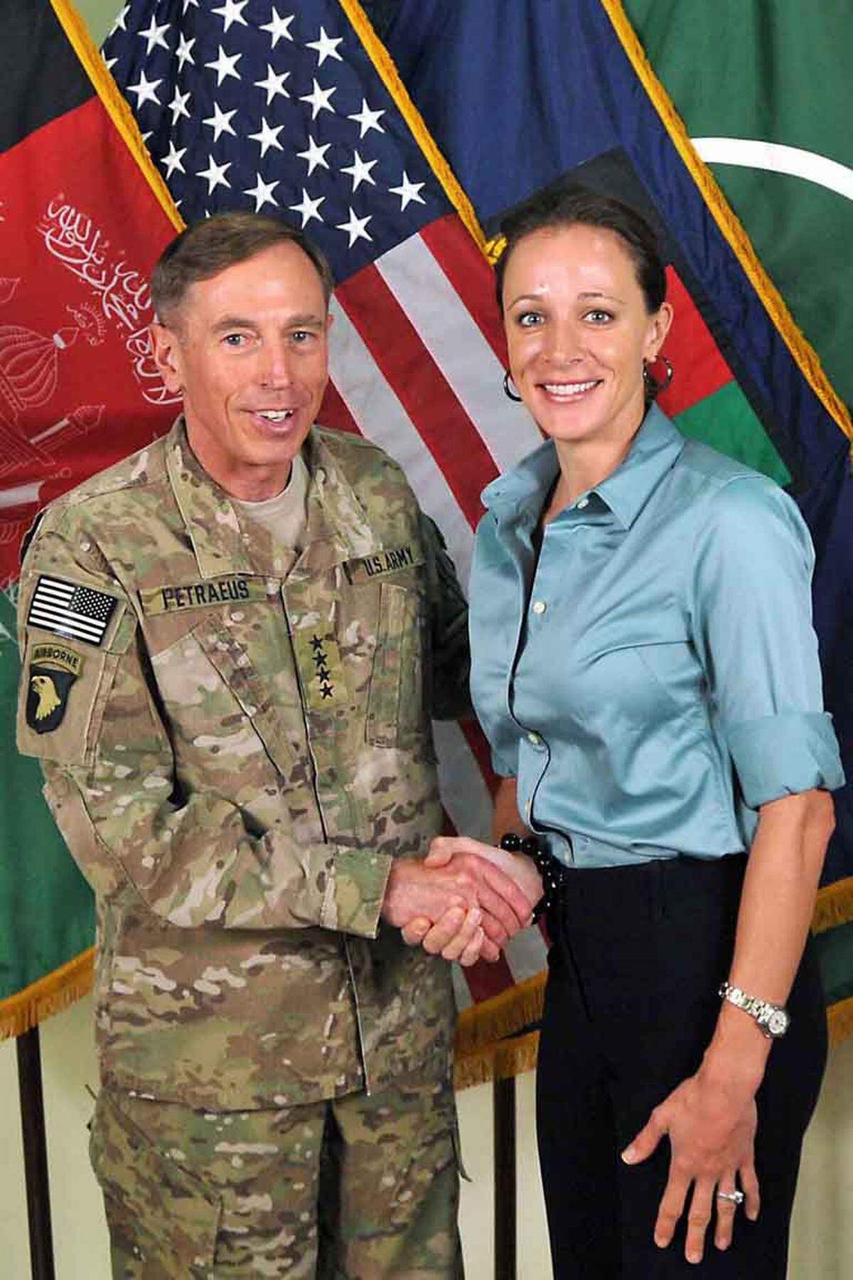 David Petraeus gilt als Held des Irak- und Afghanistankriegs, strategischer Vordenker und "General-Wunderkind". Nun stolperte der CIA-Chef über eine außereheliche Affäre mit seiner Biografin Paula Broadwell (Bild). Ein Blick auf den Werdegang von "König David".