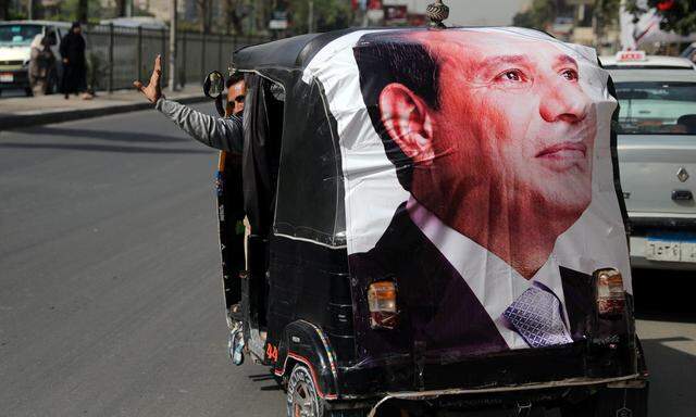 Al-Sisi hatte nach dem Sturz des islamistischen Präsidenten Mohammed Mursi im Juli 2013 die Macht in Ägypten übernommen und wurde 2014 erstmals zum Präsidenten gewählt. 