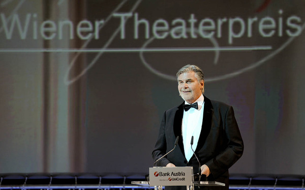 Erstmals im Burgtheater fand am Montagabend die Verleihung des österreichischen Theaterpreises Nestroy statt. Peter Simonischek führte durch die elfte Nestroy-Gala, die auch für einige Überraschung sorgte.