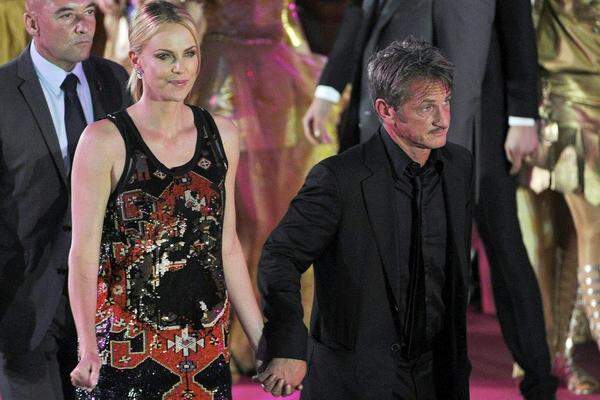 Der internationale Top-Star war heuer die Schauspielerin Charlize Theron, die gemeinsam mit ihrem Lebensgefährten Sean Penn das Spektakel besuchte. "Ich habe keine Ahnung, was mich hier erwartet - und das ist auch gut so", sagte die Life Ball-Debütantin.Es sei jedenfalls ein Privileg und eine Auszeichnung, dabei zu sein. "Es gibt in den USA nichts Vergleichbares", meinte die Schauspielerin. Ihrem eher zugeknöpftem Begleiter konnte nur entlockt werden, dass er sich "freue, gemeinsam hier zu sein".