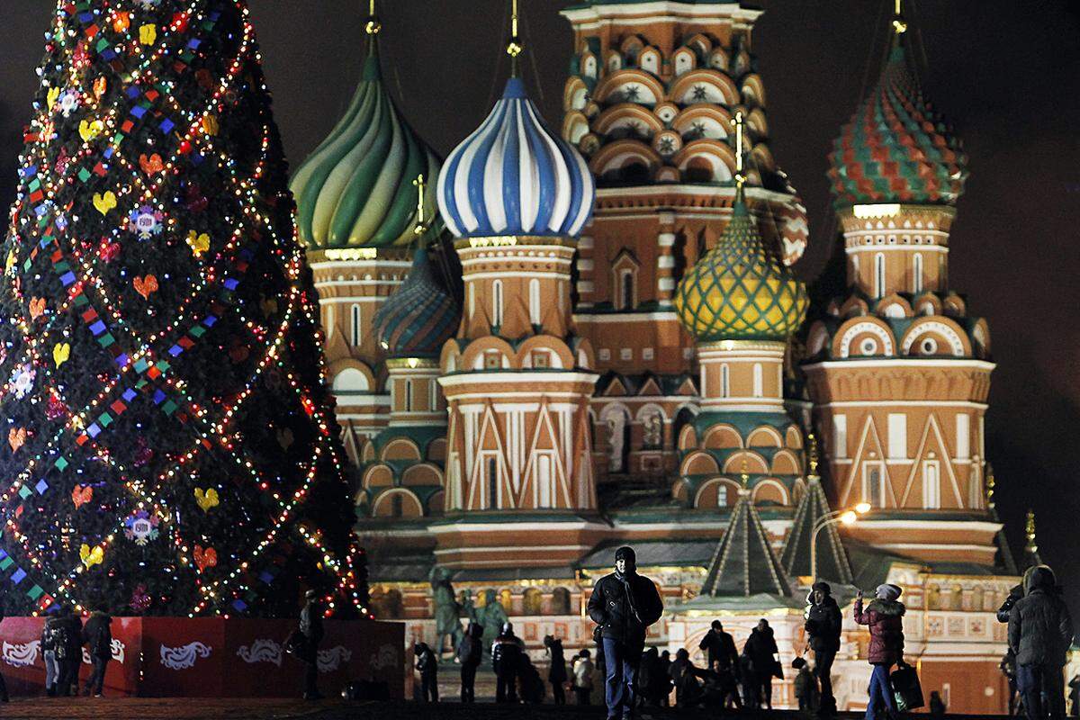 Moskau, Russland. Der Rote Platz ist hell erleuchtet. Russland freut sich über den Zuschlag für die Fußball-Weltmeisterschaft 2018.