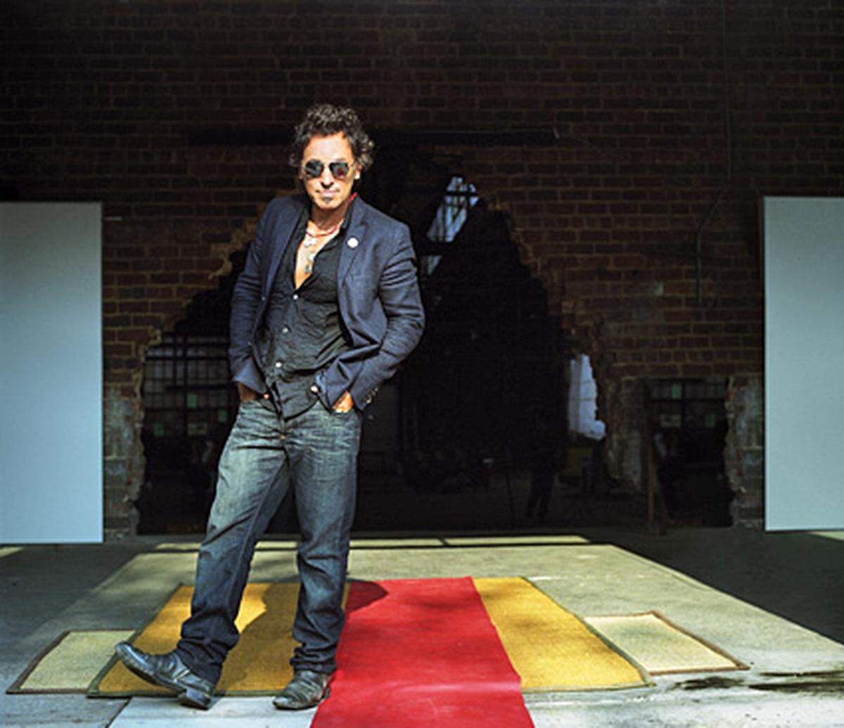 Erst nach den Terroranschlägen vom 11. September 2001 veröffentlichen Springsteen und seine alte Band mit "The Rising" wieder ein gemeinsames Album. Darauf reflektiert Springsteen noch unpolitisch die Gefühle der US-Amerikaner nach den Anschlägen in New York. Erst auf der dazugehörigen Tournee wird er deutlich politischer, kritisiert George Bush wegen seines Irak-Feldzugs und setzt sich für die Demokraten ein.