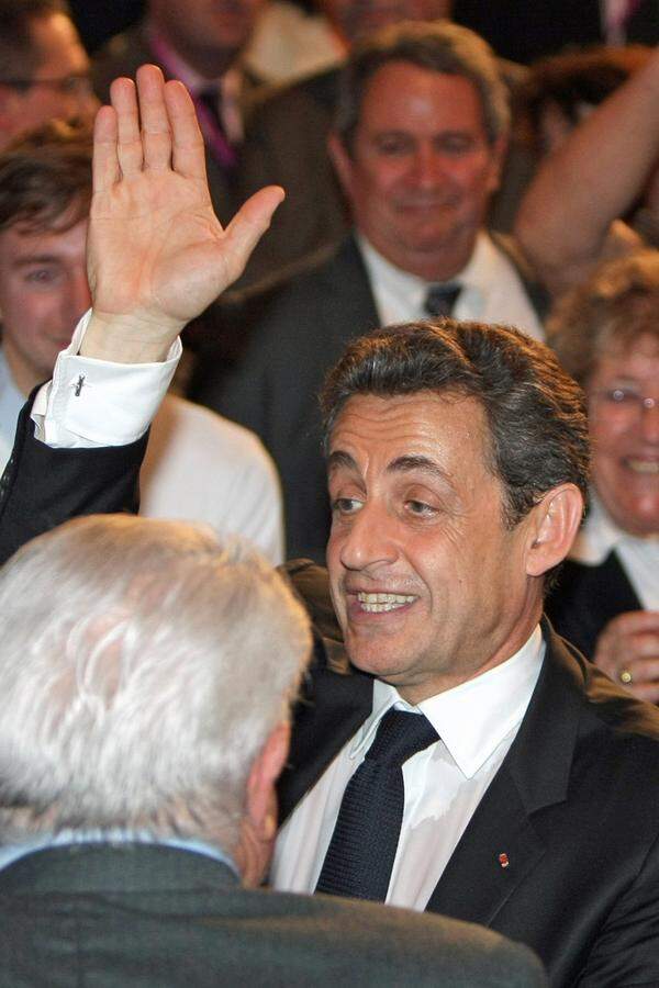 Angesichts sinkender Umfragewerte stürzte sich Sarkozy im Jahr 2008 in seine EU-Präsidentschaft. Dabei kam es zu Unstimmigkeiten mit Deutschland. So sorgte sein Vorstoß für eine Mittelmeerunion in Berlin für Ärger. Die deutsche Kanzlerin Angela Merkel (CDU) soll anfangs recht genervt von dem quirligen Präsidenten gewesen sein. Dann lenkte Sarkozy ein, führte er Frankreich in die integrierte Struktur der Nato zurück und setzte sich an die Spitze der Länder für einen Militäreinsatz in Libyen.