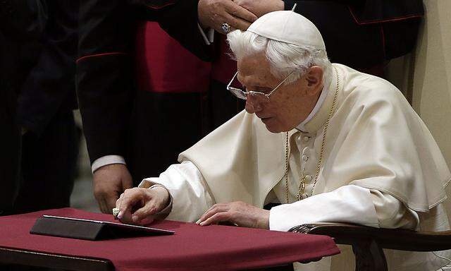Auch wenn er nicht persönlich die Texte verfasst, den ersten Tweet sandte Papst Benedikt XVI. mediengerecht auf dem iPad ab.