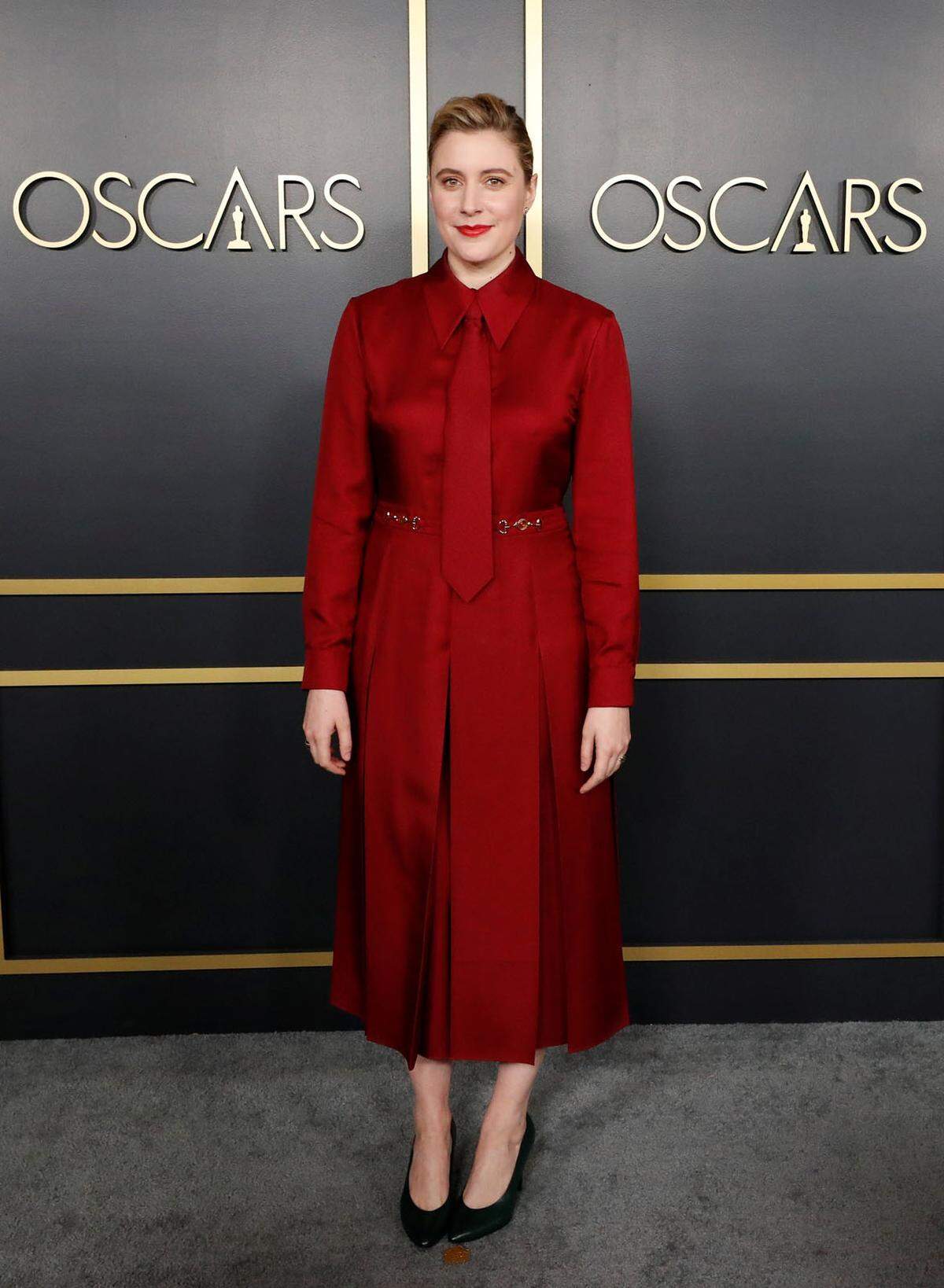 Greata Gerwig kam zum Oscar-Lunch in einem roten KLeid von Gucci.