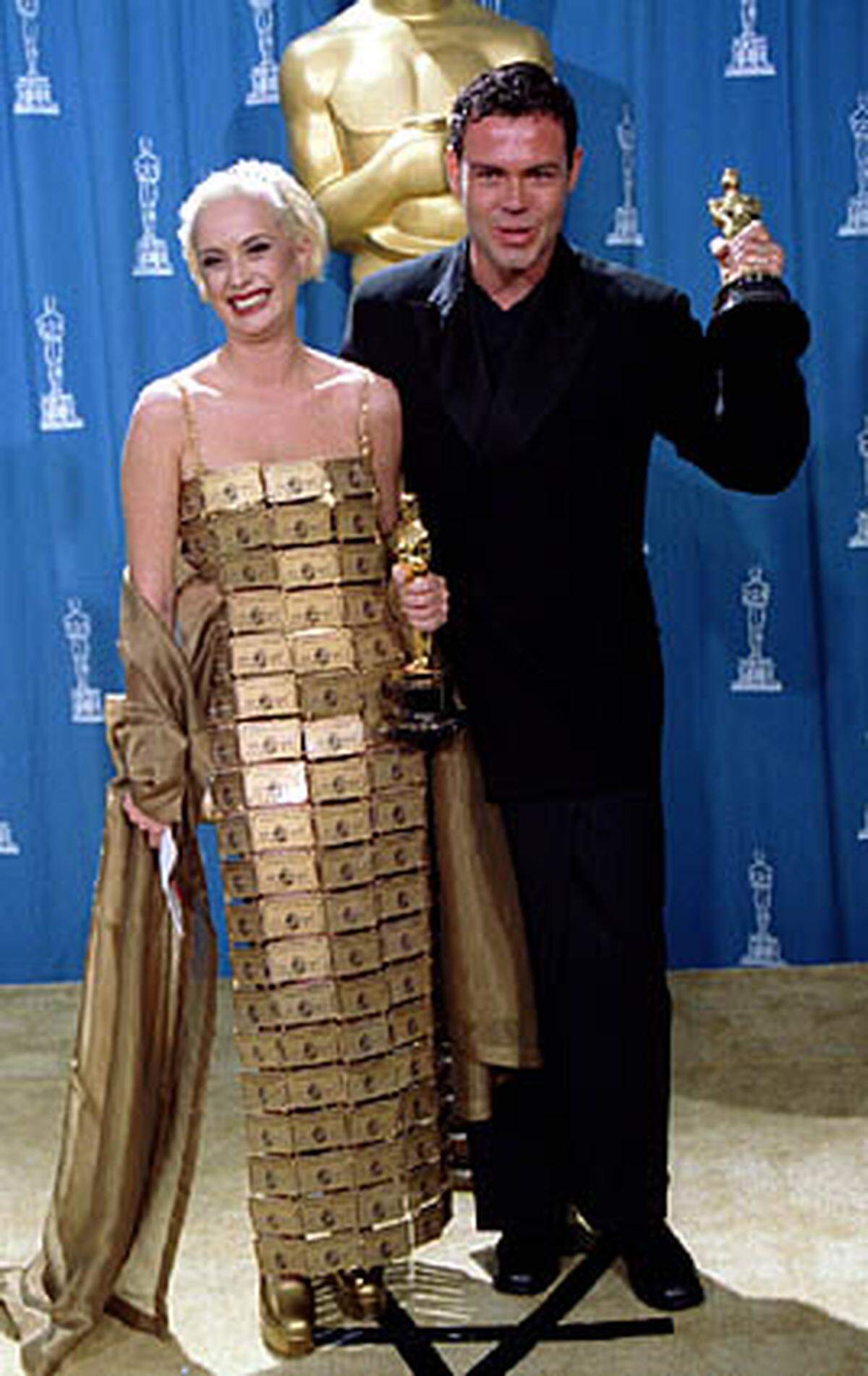 Lizzy Gardiners Beruf ist es, Kostüme zu designen. Scheinbar ist sie gut darin, halten sie und Partner Tim Chappel doch 1995 einen Oscar für die Drag-Komödie "Priscilla: Königin der Wüste" in der Hand. Ihr Kleid sieht allerdings nach Keditkarten-Schleichwerbung aus. Und ja, sie hatte drunter etwas an.