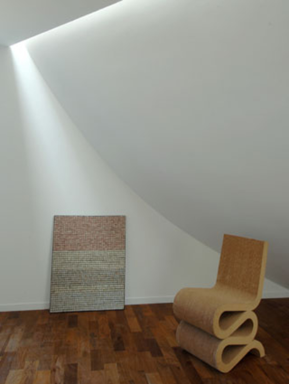 Beinahe ohne Ecken kommt dieses Haus im argentinischen Rosario aus. Im Rundbogen in Szene gesetzt: Der "Cardboard Chair" von Frank Gehry.