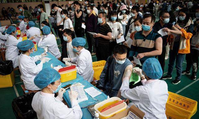 Impfung an der Universität in Wuhan