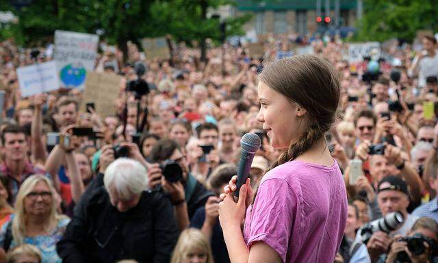 Die „Fridays for Future“-Proteste gehen auch im Sommer weiter. Im Bild die schwedische Schülerin Greta Thunberg, die zentrale Figur der Bewegung, bei einer Demo in Berlin. Die Anhängerschaft geht mittlerweile, etwa mit den „Scientists for Future“, längst über die Jugend hinaus.