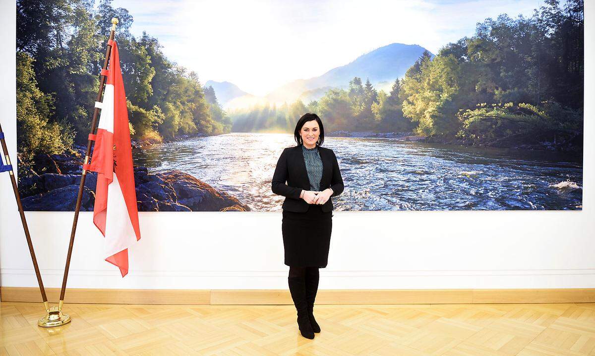  "In Wien grüßt nie jemand zurück." Landkind Elisabeth Köstinger (ÖVP) und die Kälte der Bundeshauptstadt.