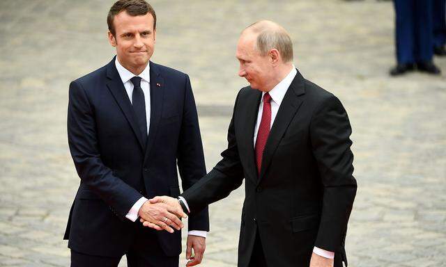 Macron und Putin - ein lockererer Händedruck als der zuletzt zwischen Macron und Trump.