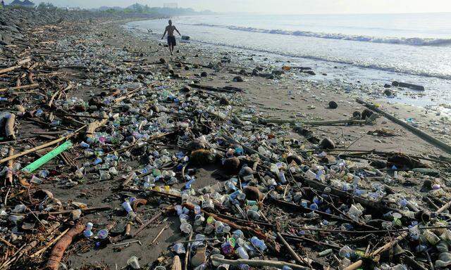 Müll. Würden Strände nicht regelmäßig gereinigt, sie bestünden aus Plastik. Warum aber landet so viel Kunststoff überhaupt dort? Ist Vermeidung nicht der einzige Weg?