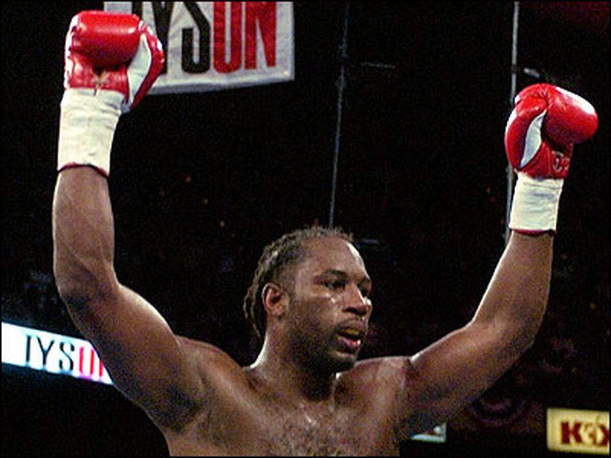 2002 schlägt Lennox Lewis Mike Tyson in Memphis durch KO.
