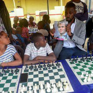  Tunde Onakoya im Jahr 2019 bei einem Schachworkshop mit Kindern in Lagos in Nigeria.  