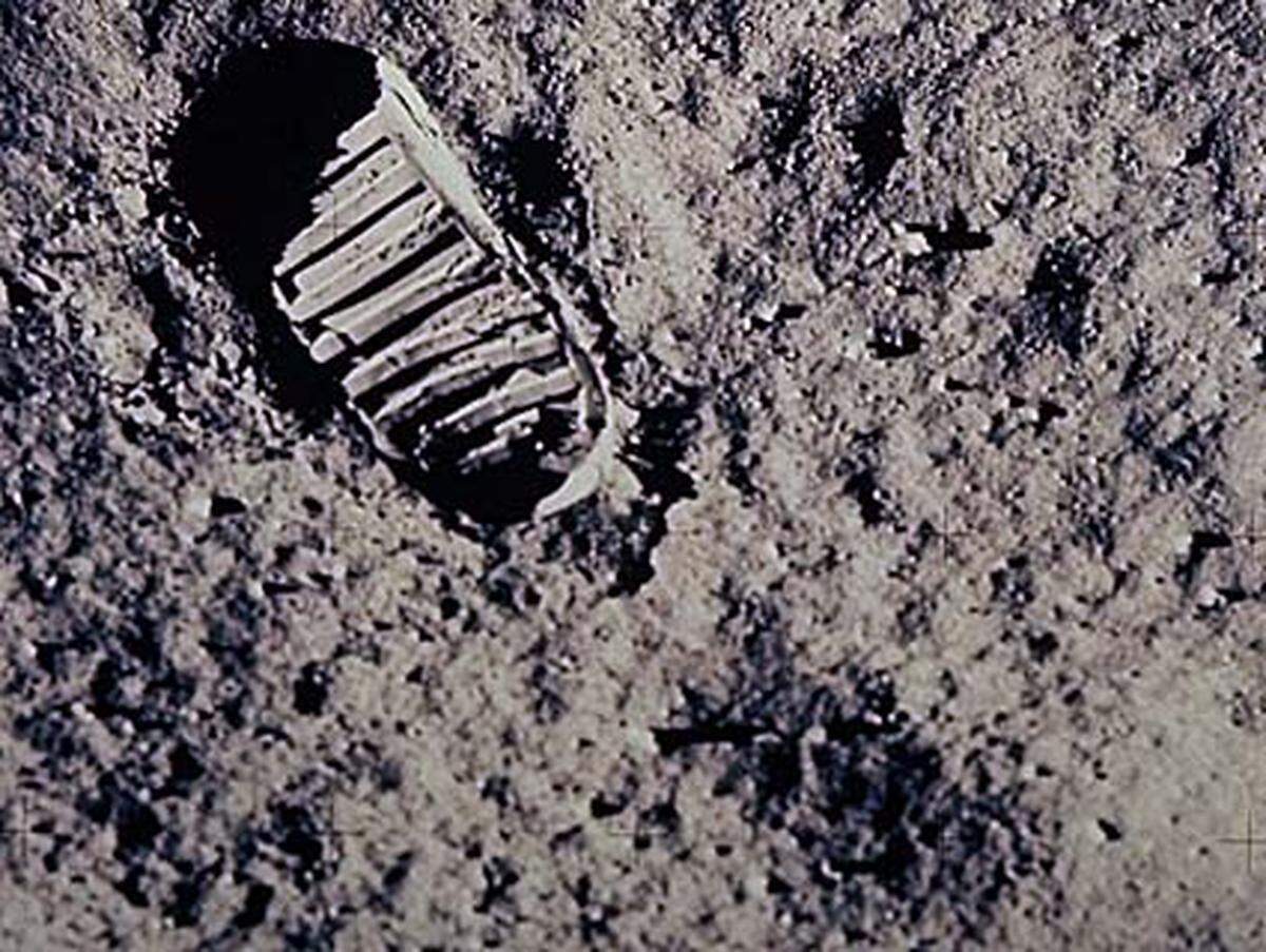 Am 1. April 2005 stellten die Journalisten vom Wissenschaftsmagazin Nature fest, dass der Mond wohl kaum als dauerhafter Aufenthaltsort geeignet ist, da Bakterien von den Apollo-Missionen massenhafte Erosion auf dem Erdtrabanten verursacht haben.
