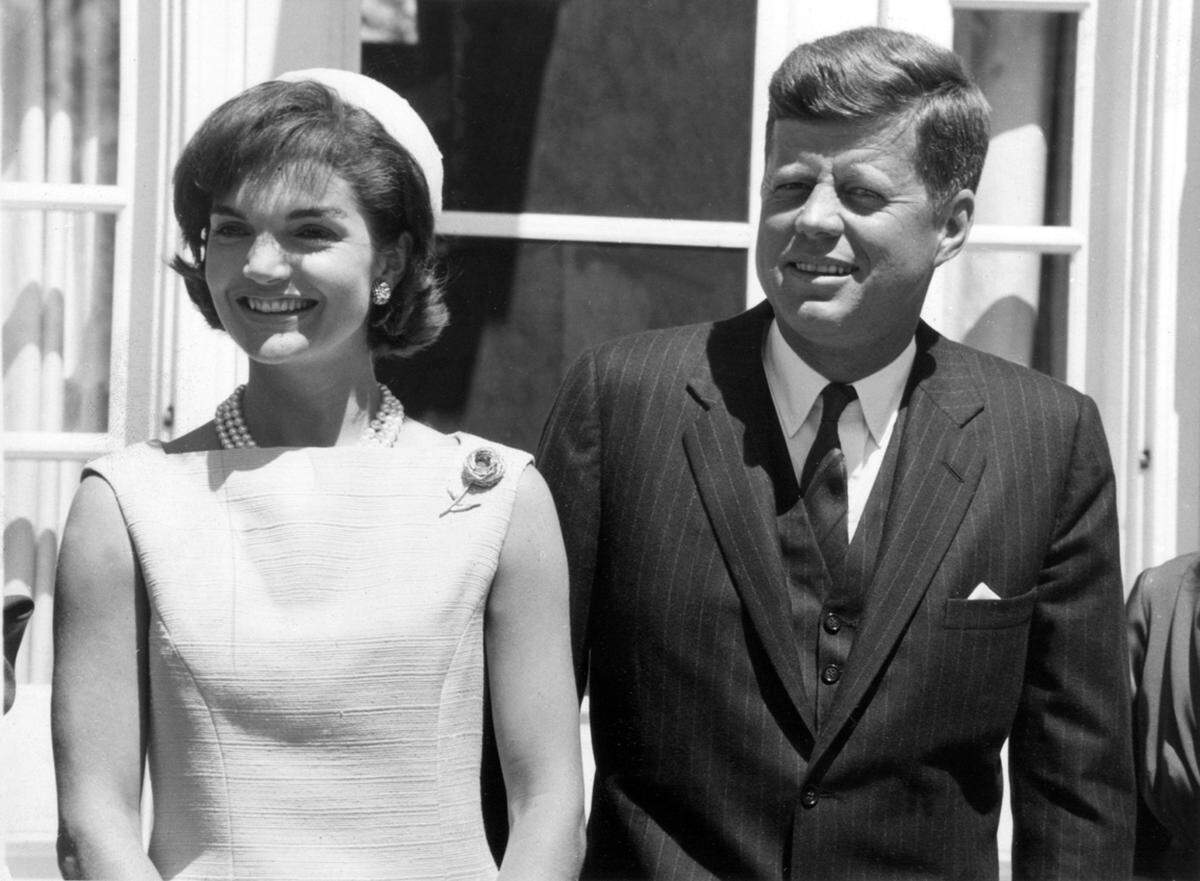 Auch 20 Jahre nach ihrem Tod - Jackie Kennedy starb am 19. Mai 1994 im Alter von 64 Jahren an Krebs - macht sie immer noch Schlagzeilen. Diesmal mit privaten Briefen an einen irischen Priester, die im nächsten Monat versteigert werden sollen. Für die Sammlung von insgesamt 33 Briefen wird ein Auktionserlös von mehr als einer Million Dollar (etwa 730 000 Euro) erwartet.