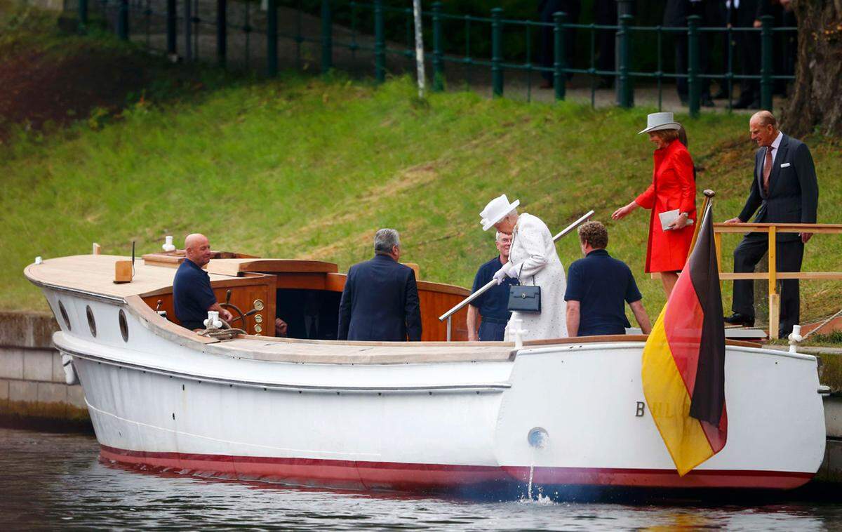 Nach ihrem Gespräch machten sich Gauck und der royaler Besuch zu einer Bootsfahrt auf der Spree auf.