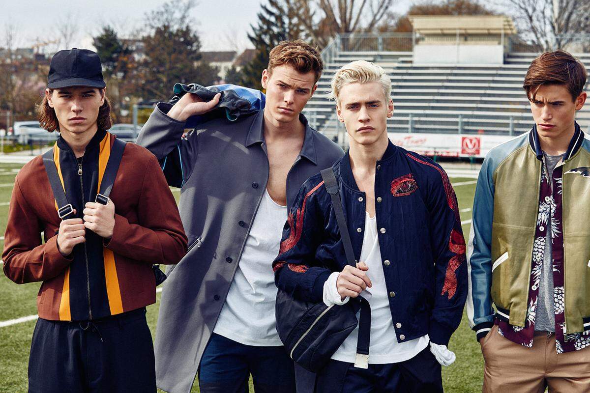 Von links: Max: Jacke von Salvatore Ferragamo, Shorts, Kappe von Filippa K. Roland: Shirt und Mantel von Prada, Shorts von Balenciaga bei Amicis. Oliver: Blouson und Hose von Dries van Noten, Tanktop von Prada. Sascha: Hemd, Shirt, Hose und Jacke von Valentino.