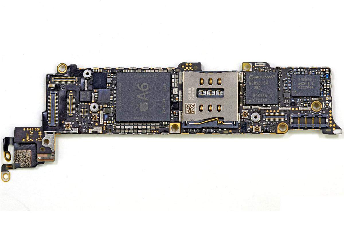 Zu dem A6-Prozessor gesellt sich noch das LTE-Modul von Qualcomm rechts auf der Platine. Die kleinen Chips links neben dem A6 dienen unter anderem zur Steuerung des Touchscreens.