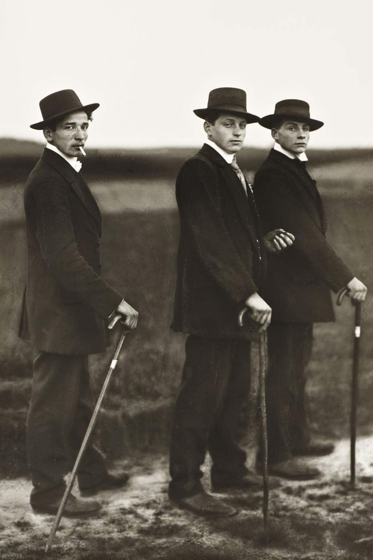 Der deutsche Fotograf August Sander fotografierte hier Jungbauern im Westerwald 1914. Im Deutschen Kaiserreich versuchte jeder Hochgestellte, irgendeine Art von Uniform zu tragen, man geizte nicht mit Bordüren und Abzeichen. Der ganz normale Anzug blieb den einfachen Leuten wie Arbeitern und Bauern vorbehalten.