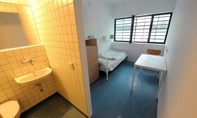 Archivbild einer Zelle in der Justizanstalt Korneuburg, wo Ex-Banker S. zum zweiten Mal in U-Haft sitzt.