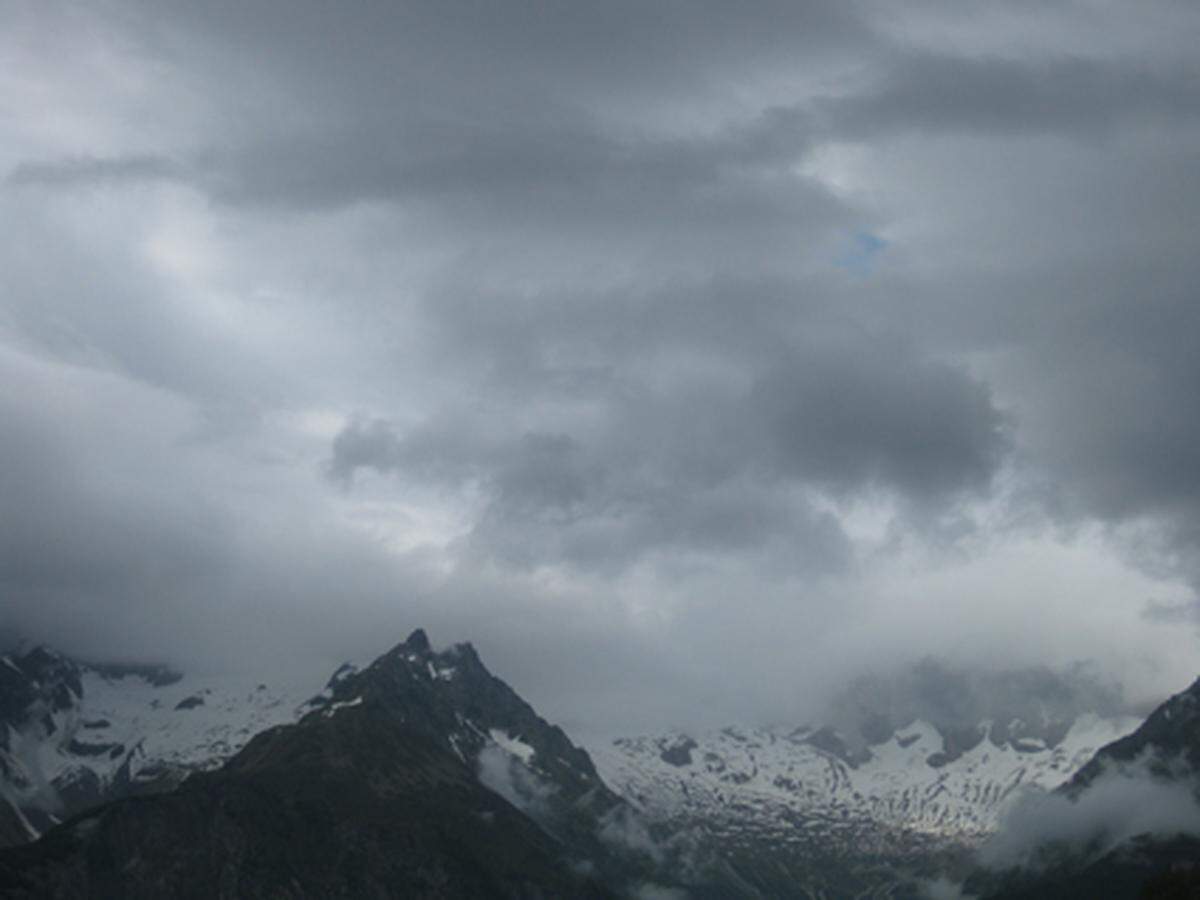 Das Wallis liegt im 150 Kilometer langen Rhonetal, zwischen Gletscher und Genfersee. Unglaubliche 47 Viertausender verbergen sich hinter diesen Wolken, der höchste davon die Dufourspitze (Monte Rosa) auf 4634 Metern Seehöhe.
