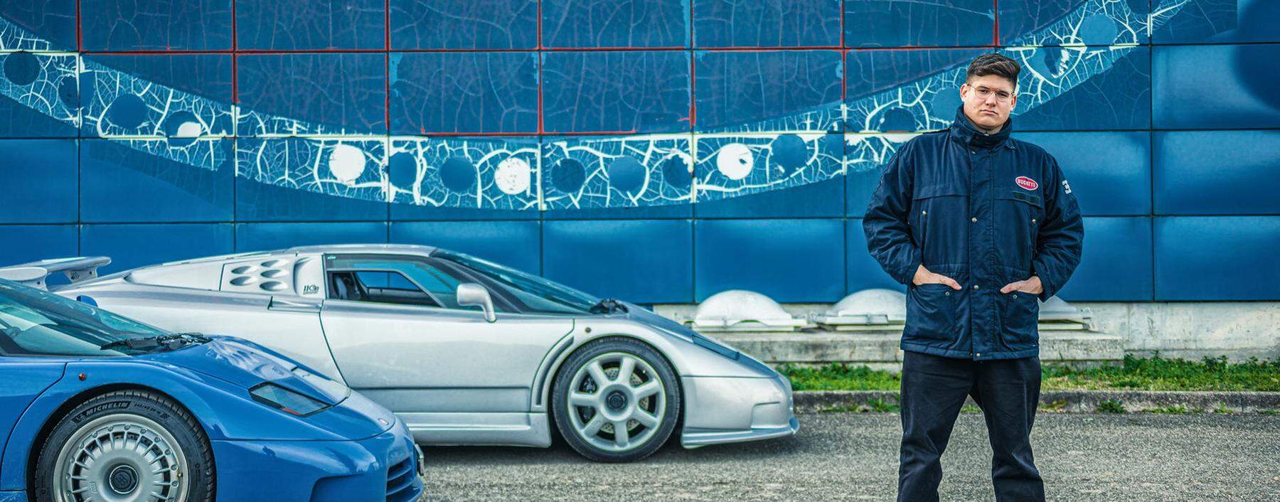 Hausmeister einer Geisterfabrik: Enrico Pavesi vor dem übertünchten Bugatti-Logo. Unser Wallfahrts-Tross: Bugatti EB 110 als GT (blau) und Supersport.